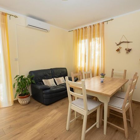 Apartman Doris Milohnici Esterno foto